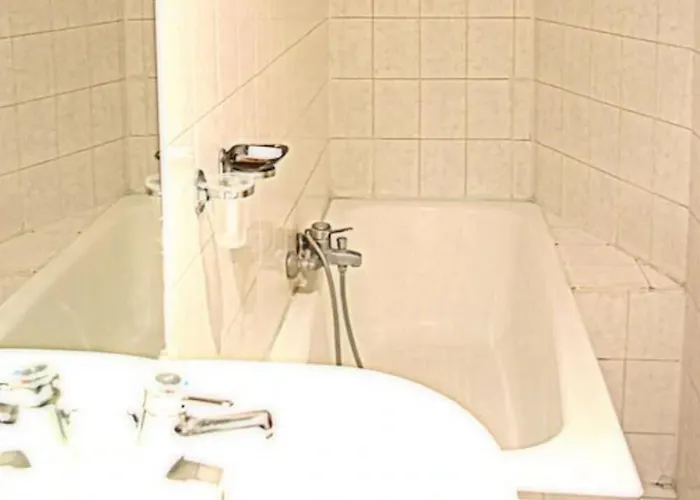 Pax 18e Hotel Parijs