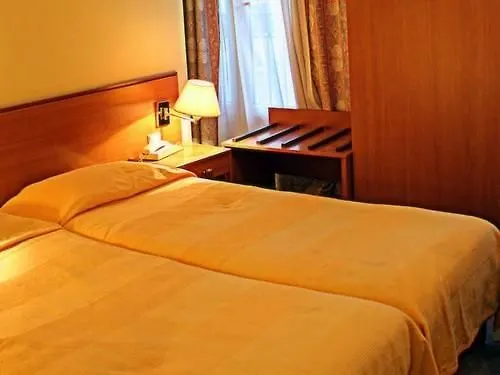 Pax 18e Hotel Parijs