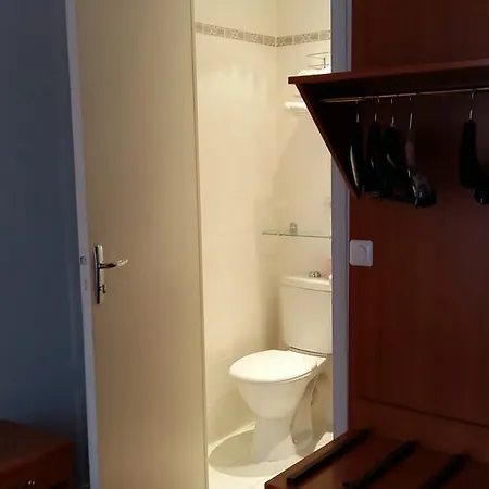 Pax 18e Hotel 2*