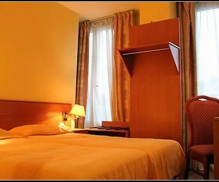 Pax 18e 2* Paris